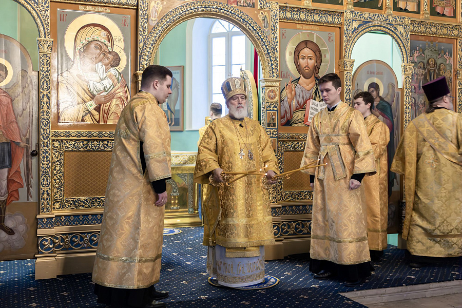 Божественная литургия в Тихвинском храме Успенского кафедрального собора города Коломны