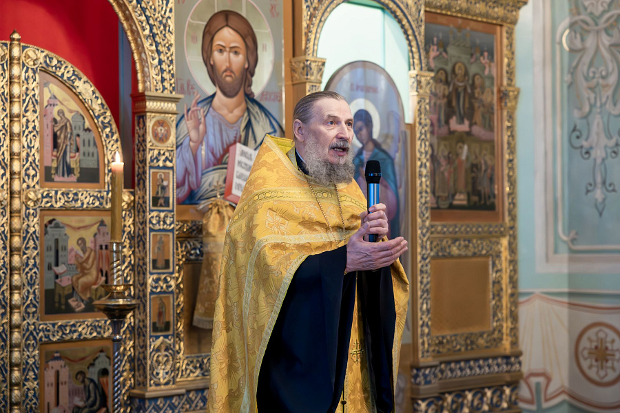Божественная литургия в Тихвинском храме Успенского кафедрального собора города Коломны
