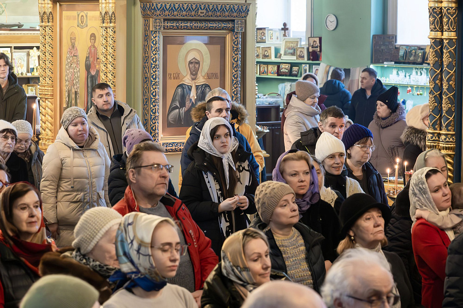 Божественная литургия в Тихвинском храме Успенского кафедрального собора города Коломны