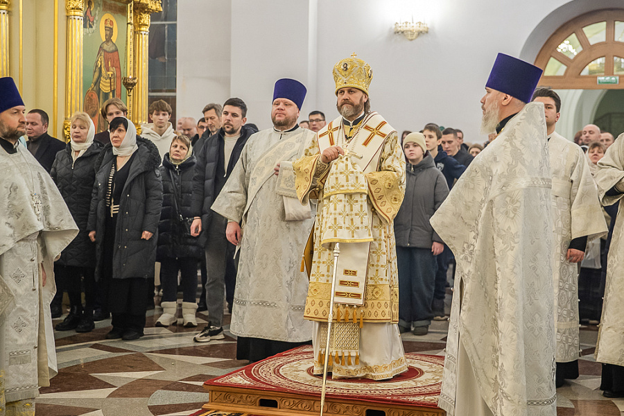 Архиепископ Фома возглавил ночную Божественную Литургию в Георгиевском кафедральном соборе города Одинцово