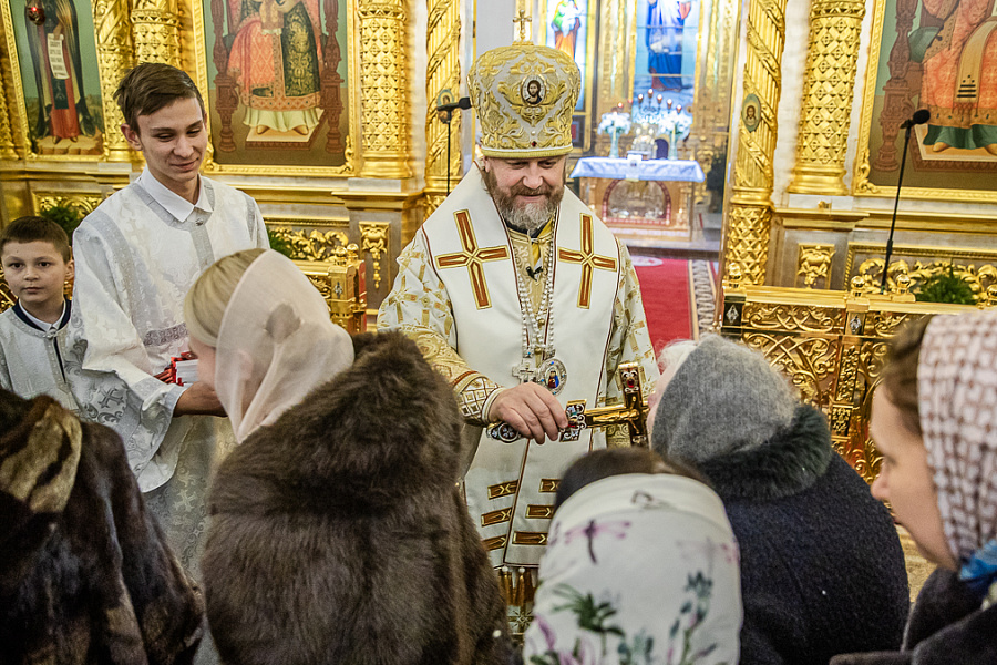 Архиепископ Фома возглавил ночную Божественную Литургию в Георгиевском кафедральном соборе города Одинцово
