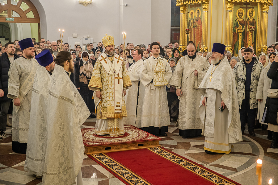 Архиепископ Фома возглавил ночную Божественную Литургию в Георгиевском кафедральном соборе города Одинцово