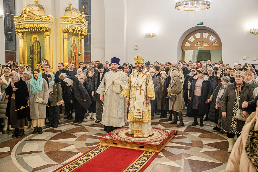 Архиепископ Фома возглавил ночную Божественную Литургию в Георгиевском кафедральном соборе города Одинцово