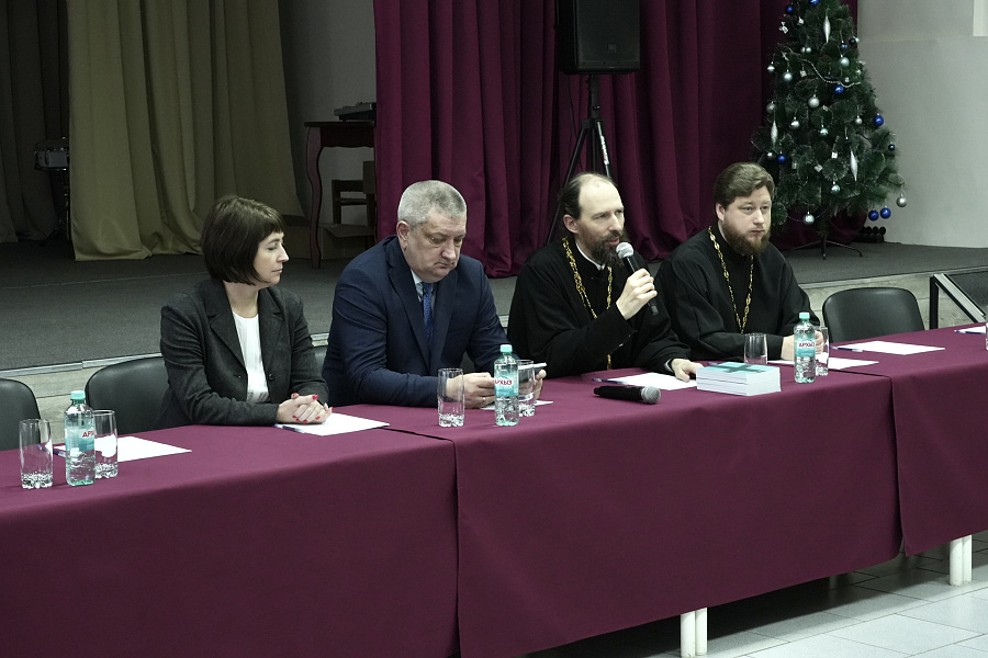 Председатель Синодального отдела по тюремному служению иерей Кирилл Марковский поздравил осуждённых, содержащихся в ИК-5 и МВК с Рождеством Христовым