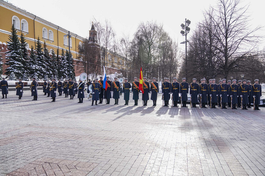В День защитника Отечества Святейший Патриарх Кирилл возложил венок к могиле Неизвестного солдата у стен Московского Кремля