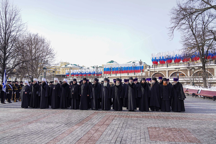 В День защитника Отечества Святейший Патриарх Кирилл возложил венок к могиле Неизвестного солдата у стен Московского Кремля
