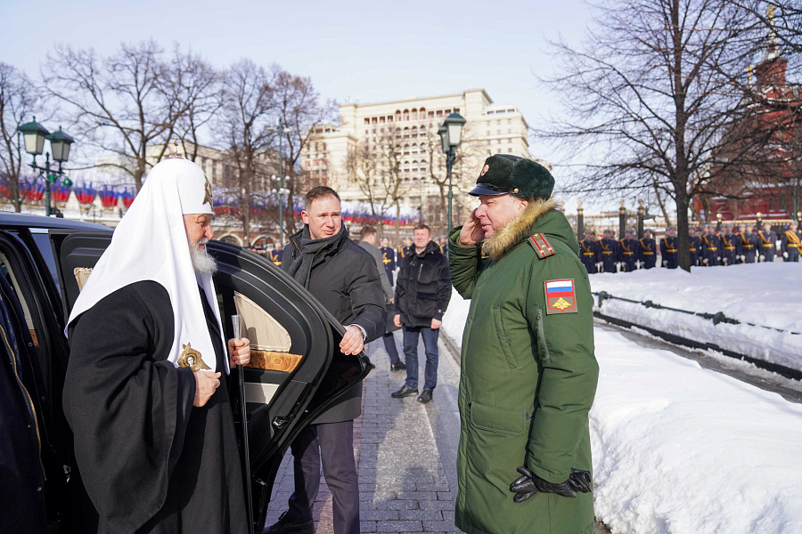 В День защитника Отечества Святейший Патриарх Кирилл возложил венок к могиле Неизвестного солдата у стен Московского Кремля