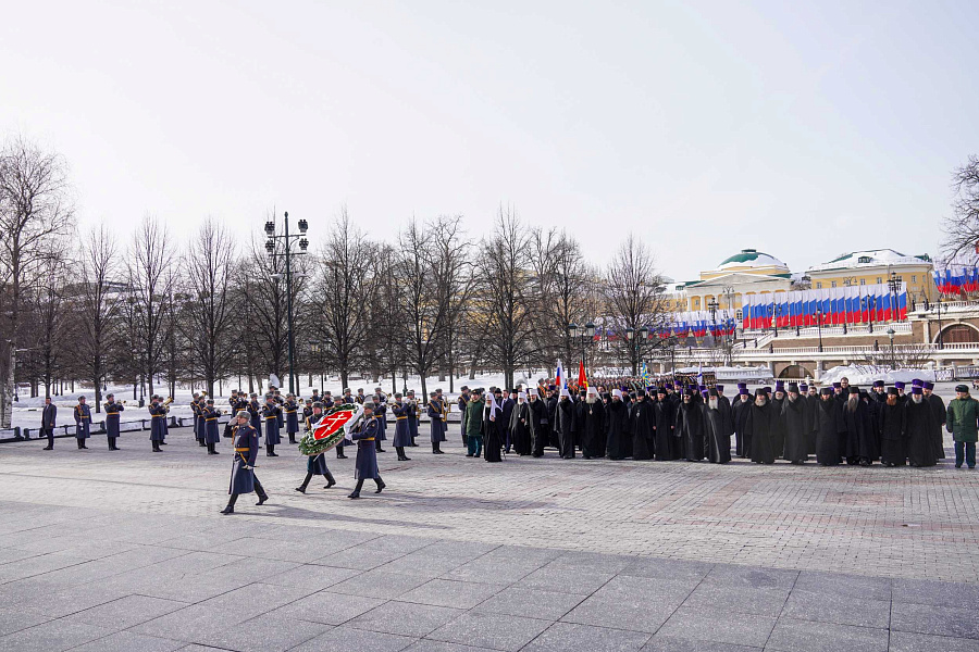 В День защитника Отечества Святейший Патриарх Кирилл возложил венок к могиле Неизвестного солдата у стен Московского Кремля