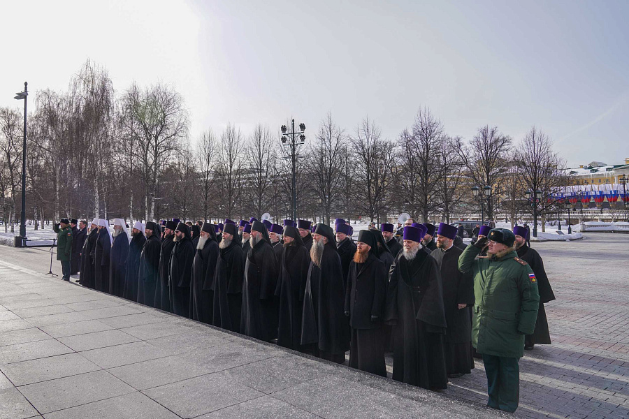 В День защитника Отечества Святейший Патриарх Кирилл возложил венок к могиле Неизвестного солдата у стен Московского Кремля