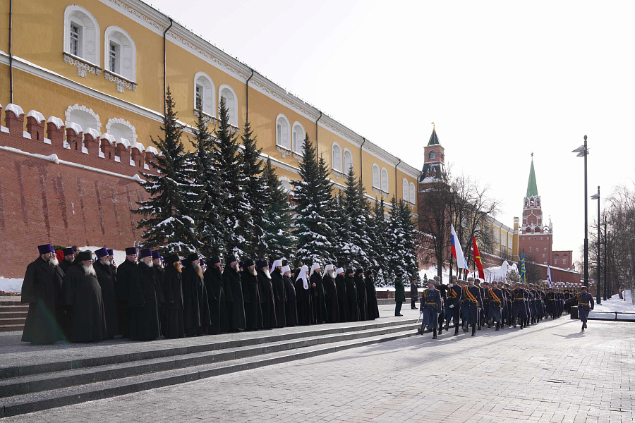 В День защитника Отечества Святейший Патриарх Кирилл возложил венок к могиле Неизвестного солдата у стен Московского Кремля