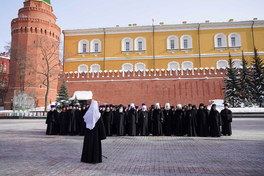 В День защитника Отечества Святейший Патриарх Кирилл возложил венок к могиле Неизвестного солдата у стен Московского Кремля