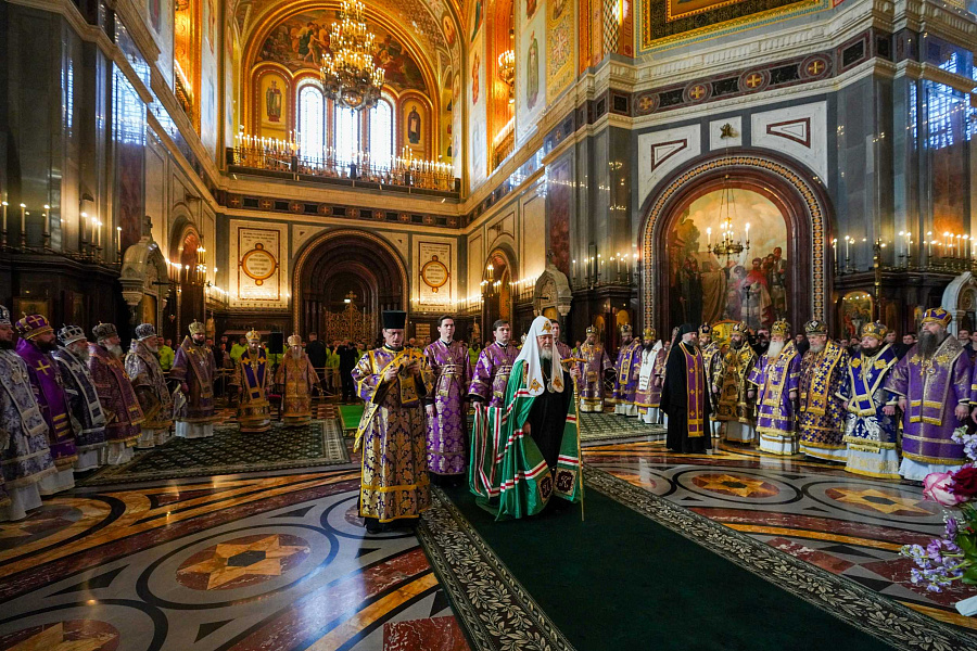 В Неделю Крестопоклонную Предстоятель Русской Церкви совершил Литургию в Храме Христа Спасителя