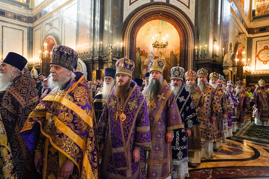 В Неделю Крестопоклонную Предстоятель Русской Церкви совершил Литургию в Храме Христа Спасителя