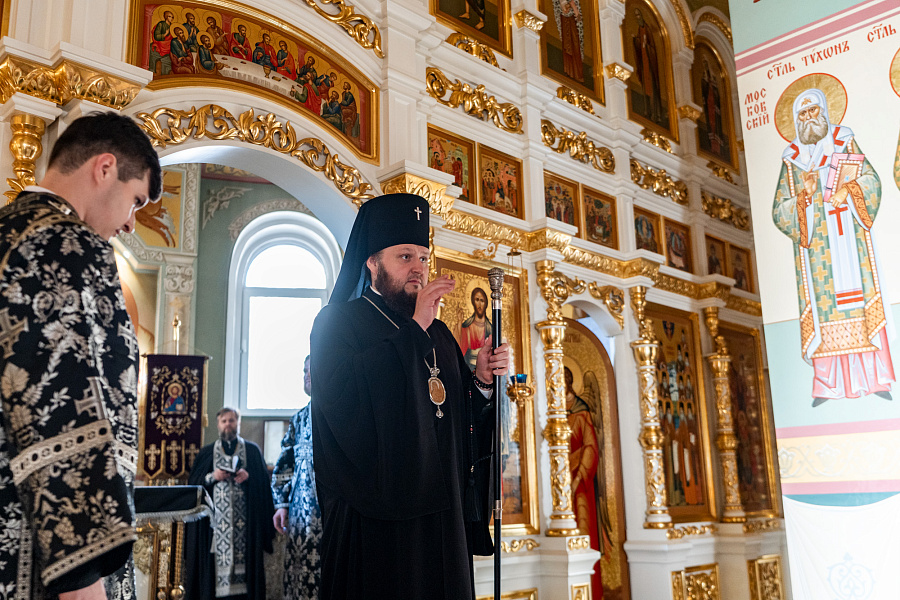 Вечерня с чтением акафиста Страстям Христовым в Александро-Невском храме города Видное