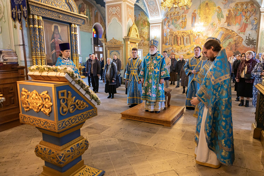 Архиерейское богослужение в праздник Благовещения Пресвятой Богородицы в Тихвинском храме города Коломны