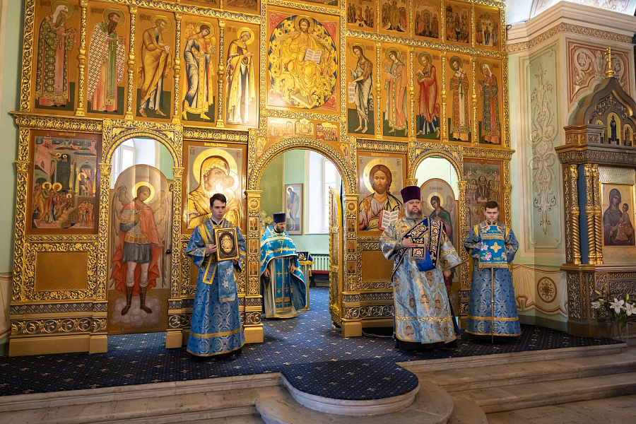 Архиерейское богослужение в праздник Благовещения Пресвятой Богородицы в Тихвинском храме города Коломны
