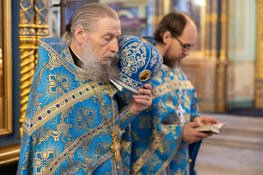 Архиерейское богослужение в праздник Благовещения Пресвятой Богородицы в Тихвинском храме города Коломны