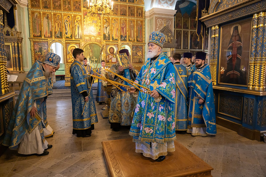 Архиерейское богослужение в праздник Благовещения Пресвятой Богородицы в Тихвинском храме города Коломны