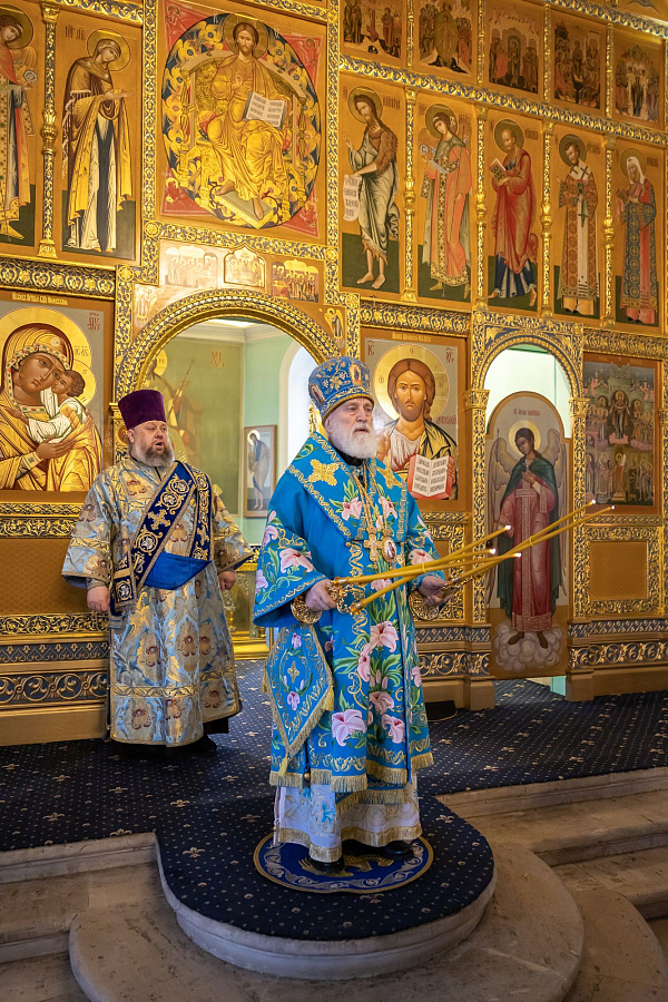 Архиерейское богослужение в праздник Благовещения Пресвятой Богородицы в Тихвинском храме города Коломны