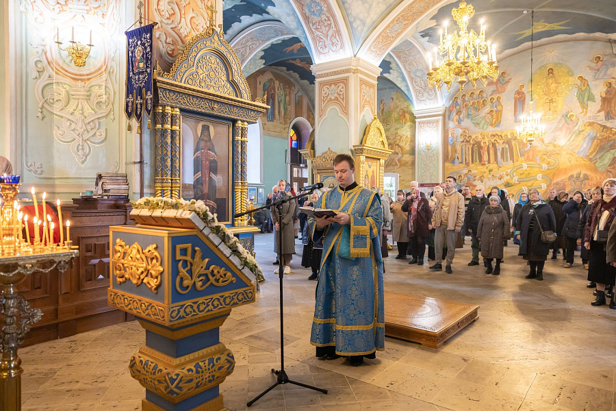 Архиерейское богослужение в праздник Благовещения Пресвятой Богородицы в Тихвинском храме города Коломны