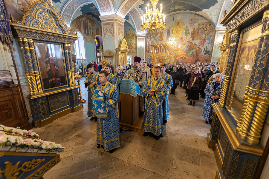 Архиерейское богослужение в праздник Благовещения Пресвятой Богородицы в Тихвинском храме города Коломны