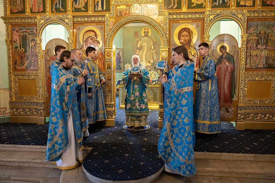 Архиерейское богослужение в праздник Благовещения Пресвятой Богородицы в Тихвинском храме города Коломны