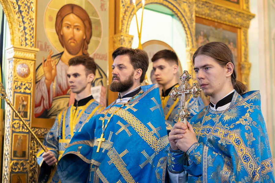 Архиерейское богослужение в праздник Благовещения Пресвятой Богородицы в Тихвинском храме города Коломны