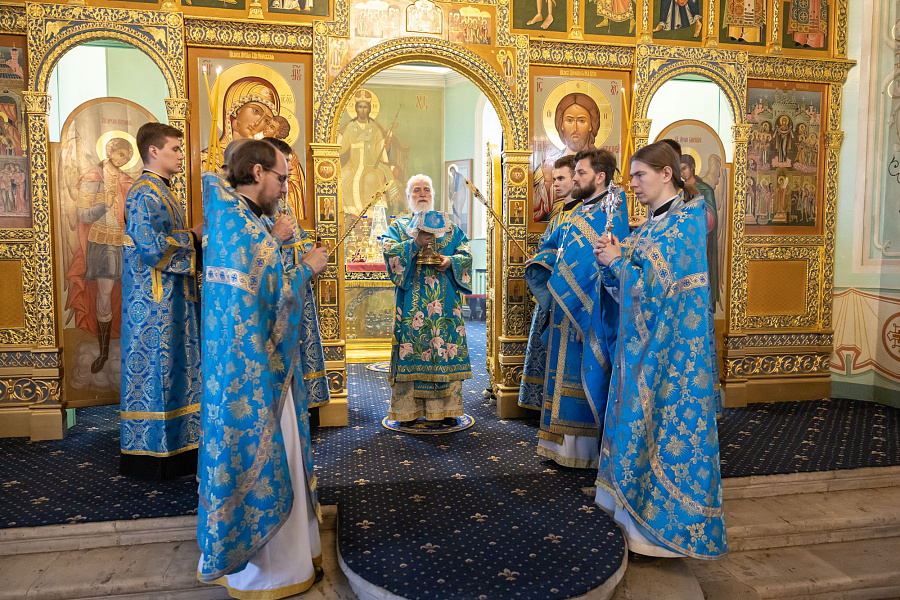 Архиерейское богослужение в праздник Благовещения Пресвятой Богородицы в Тихвинском храме города Коломны