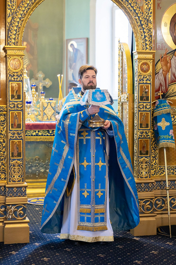 Архиерейское богослужение в праздник Благовещения Пресвятой Богородицы в Тихвинском храме города Коломны