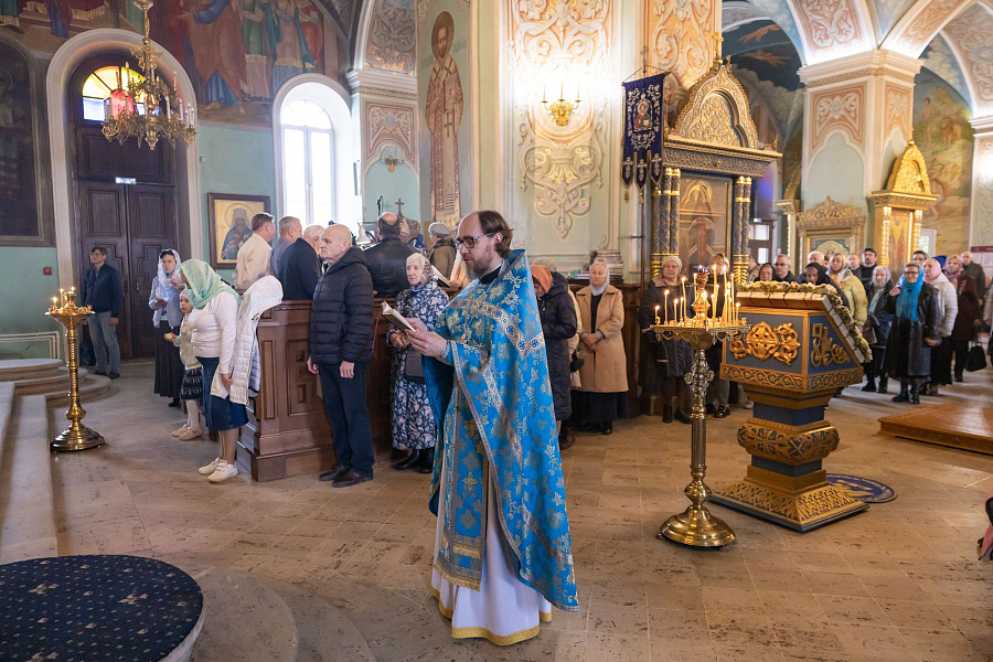 Архиерейское богослужение в праздник Благовещения Пресвятой Богородицы в Тихвинском храме города Коломны