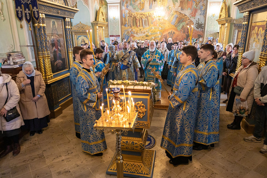 Архиерейское богослужение в праздник Благовещения Пресвятой Богородицы в Тихвинском храме города Коломны