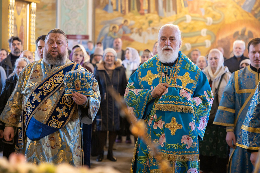 Архиерейское богослужение в праздник Благовещения Пресвятой Богородицы в Тихвинском храме города Коломны