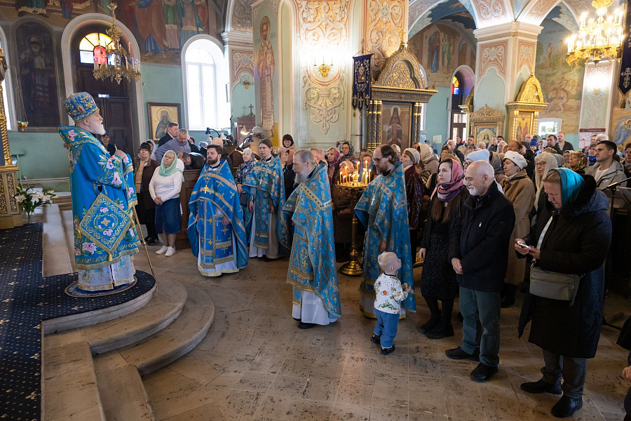 Архиерейское богослужение в праздник Благовещения Пресвятой Богородицы в Тихвинском храме города Коломны