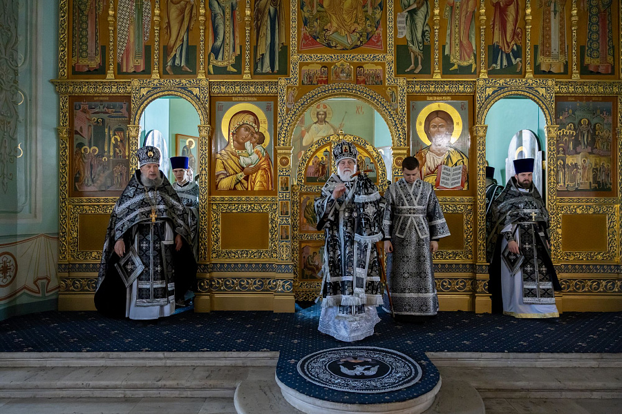 В Великую Среду митрополит Павел возглавил литургию в Тихвинском храме города Коломны