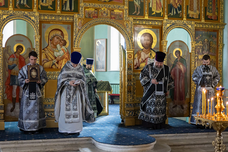 В Великую Среду митрополит Павел возглавил литургию в Тихвинском храме города Коломны