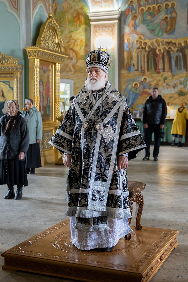 В Великую Среду митрополит Павел возглавил литургию в Тихвинском храме города Коломны