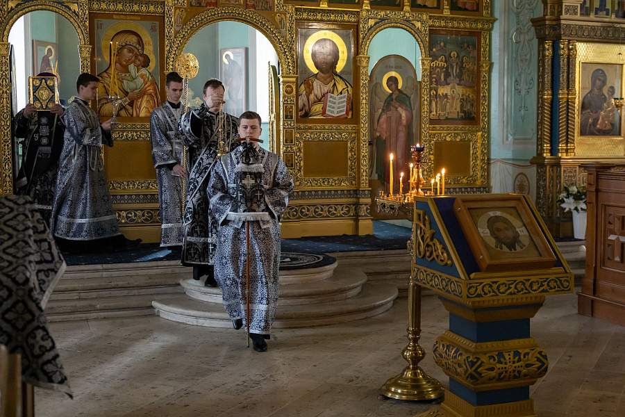 В Великую Среду митрополит Павел возглавил литургию в Тихвинском храме города Коломны
