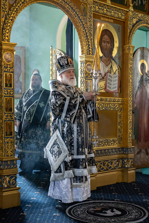 В Великую Среду митрополит Павел возглавил литургию в Тихвинском храме города Коломны