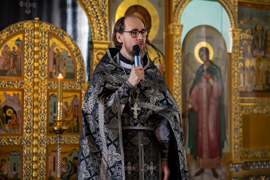 В Великую Среду митрополит Павел возглавил литургию в Тихвинском храме города Коломны