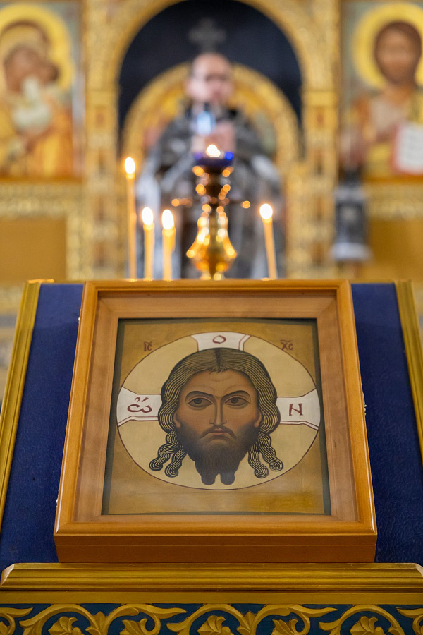 В Великую Среду митрополит Павел возглавил литургию в Тихвинском храме города Коломны