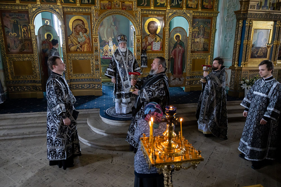 В Великую Среду митрополит Павел возглавил литургию в Тихвинском храме города Коломны
