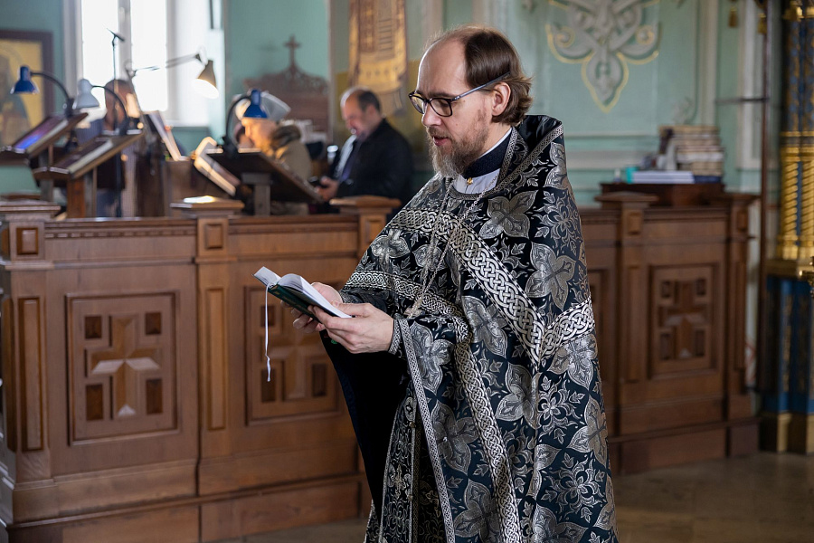 В Великую Среду митрополит Павел возглавил литургию в Тихвинском храме города Коломны