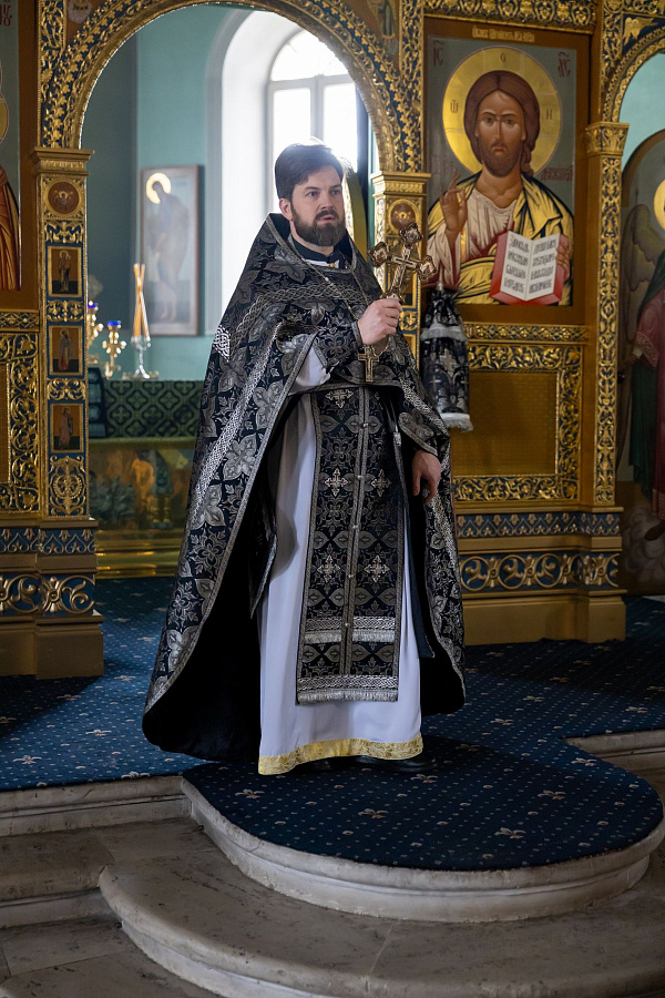 В Великую Среду митрополит Павел возглавил литургию в Тихвинском храме города Коломны