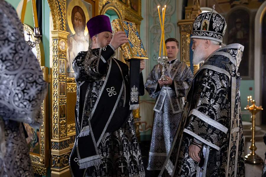 Вечерня с выносом плащаницы в Тихвинском храме города Коломны