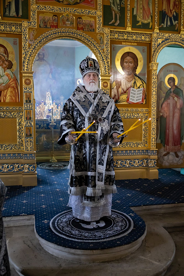 Вечерня с выносом плащаницы в Тихвинском храме города Коломны