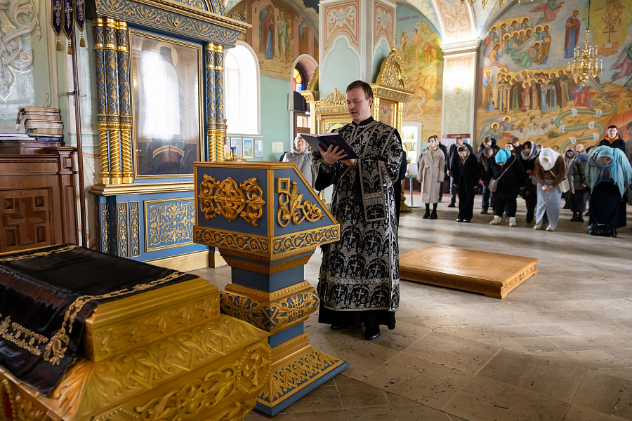 Вечерня с выносом плащаницы в Тихвинском храме города Коломны