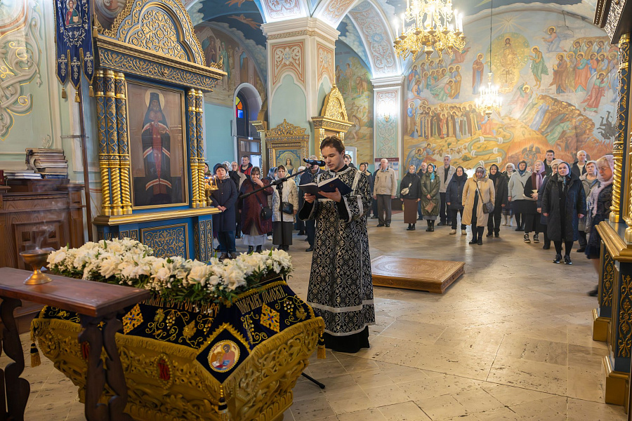 Богослужения Великой Субботы в Тихвинском храме города Коломны
