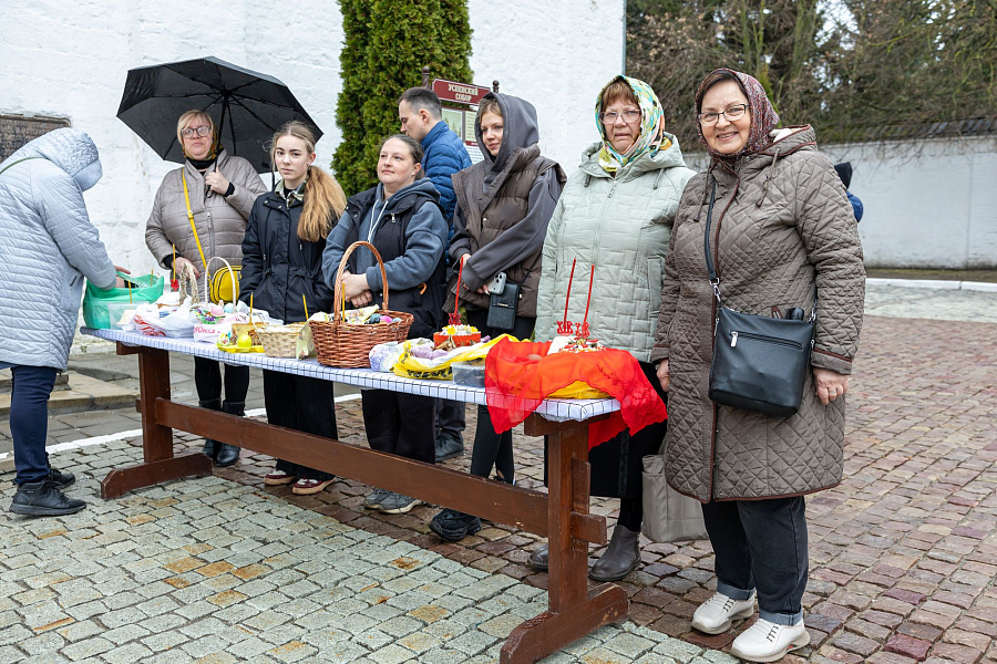 Богослужения Великой Субботы в Тихвинском храме города Коломны