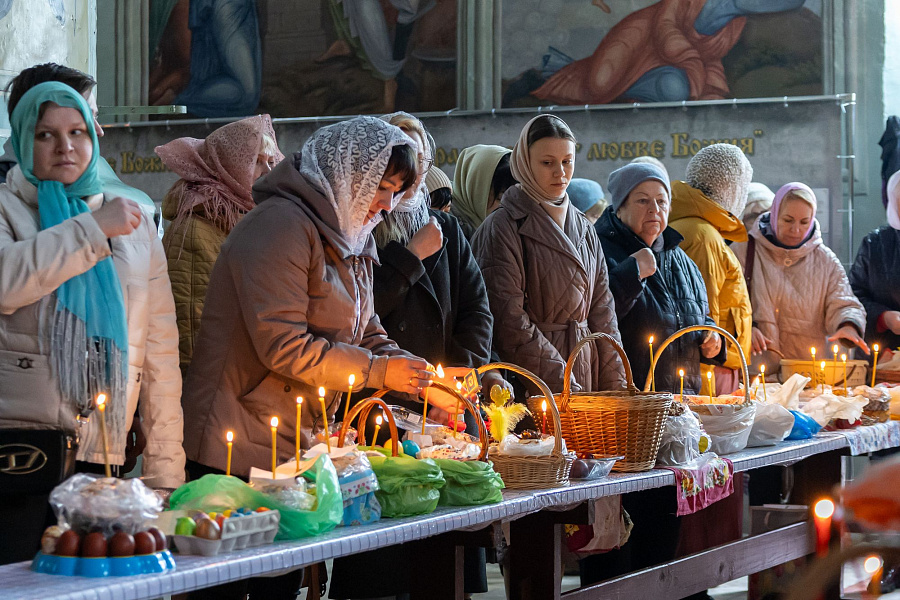 Богослужения Великой Субботы в Тихвинском храме города Коломны