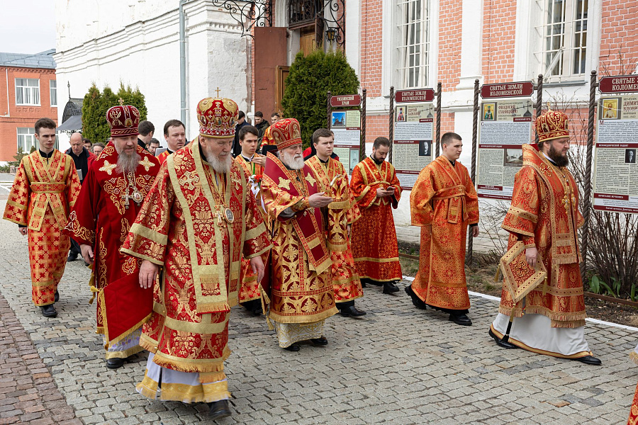 Божественная литургия в Светлый Понедельник в Коломне